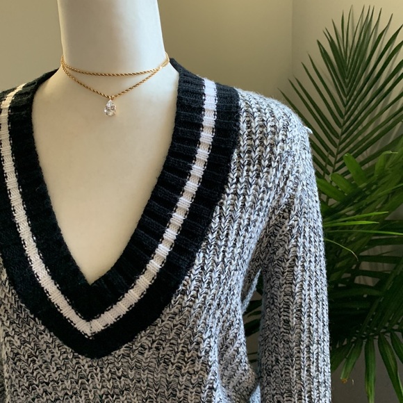 Women’s F21 Sweater - Picture 4 of 5